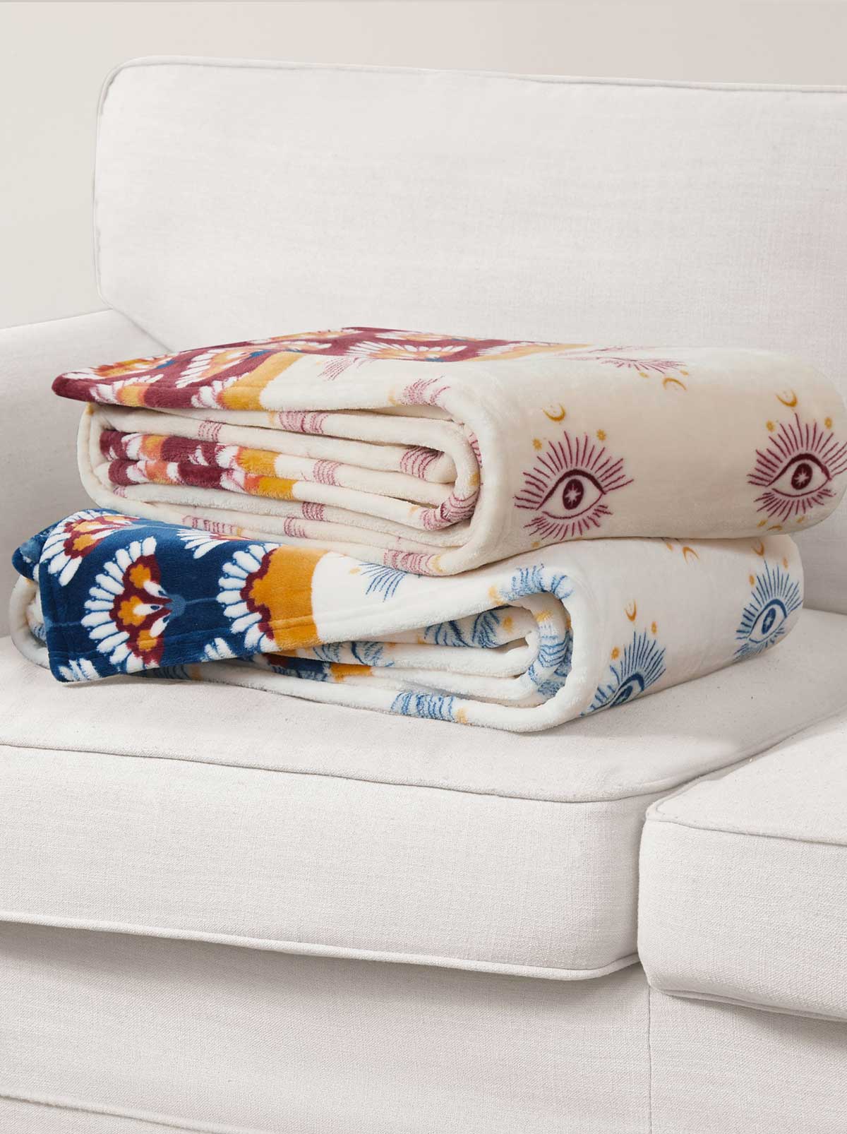 Jessica Simpson Discount | Celeste Plush Throw Plush in White & Navy
