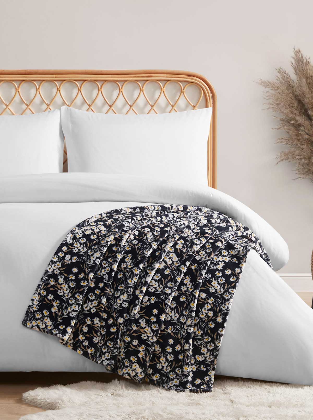 Jessica Simpson Outlet | Wildflower Park Plush Throw in Black