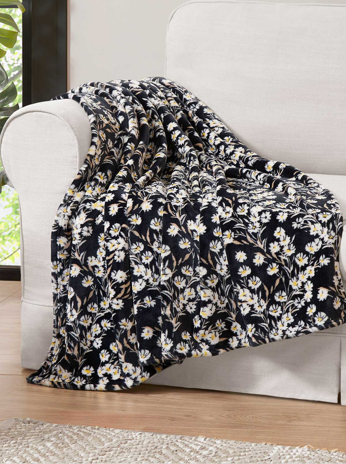 Jessica Simpson Outlet | Wildflower Park Plush Throw in Black
