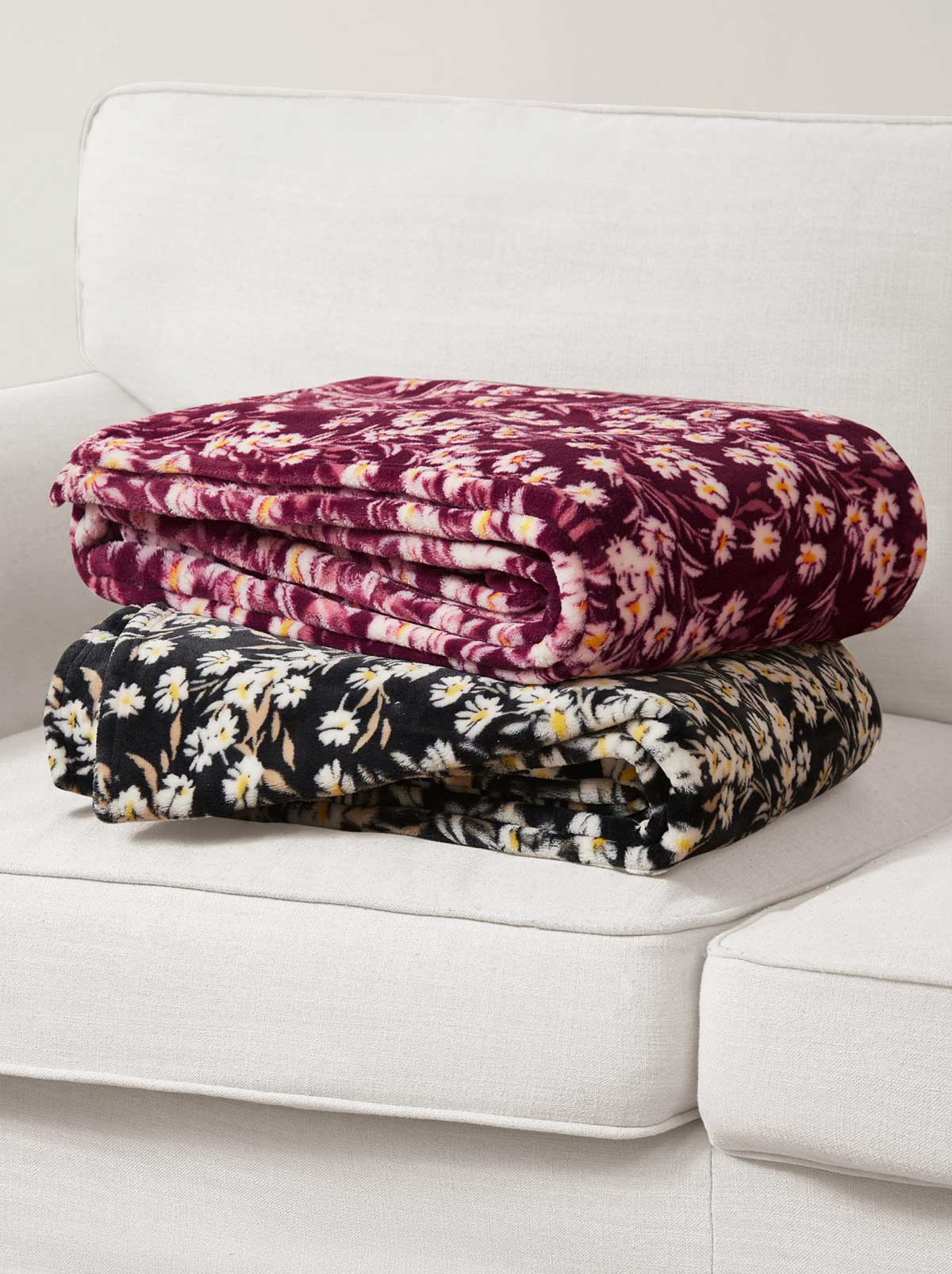 Jessica Simpson Outlet | Wildflower Park Plush Throw in Black